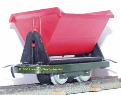 grünes Blechchassis - rote Plastiklore